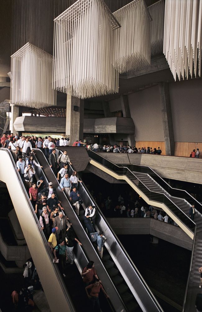 Parque Central, Innenansicht, Teatro Teresa Carreño, aus der Serie „Caracas, hecho en Venezuela“, 2003