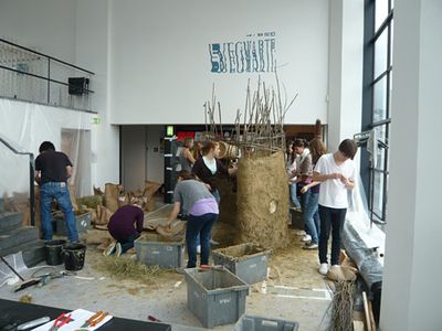 1:1 Modell im aut – Als Teil der Ausstellung realisierten SchülerInnen des BORG Innsbruck unter der Leitung von Monika Abendstein und Michael Engele im aut eine Lehmwand.