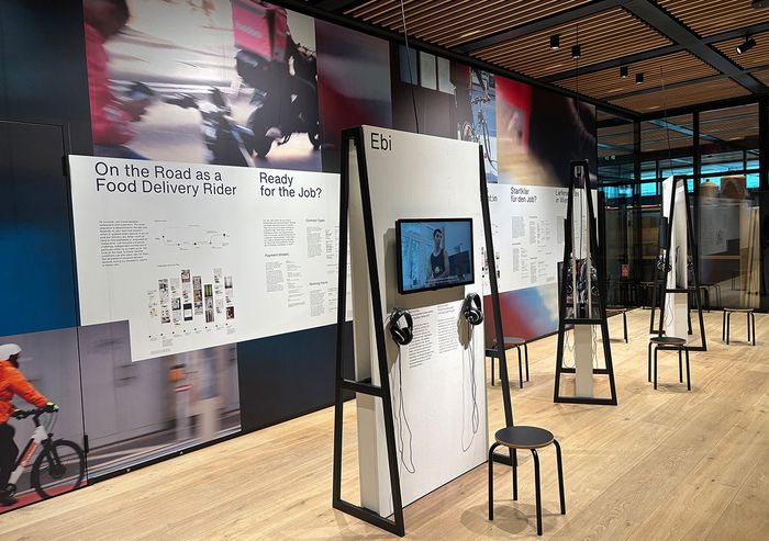 Ausstellungsansicht "Zwischen Pick-up & Drop-off. Wer unser Essen liefert"