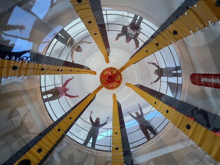 "Tonlift", Installation von Hans-Walter Müller für die Ausstellung "Ich habe die Schwerkraft schon verlassen" im Frühjahr 2022 im aut