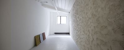 Blick in die Ausstellung "Amol eppas ondorsch"mit Verputz und Muster Gold, Silber, Bronze (MAYMA)