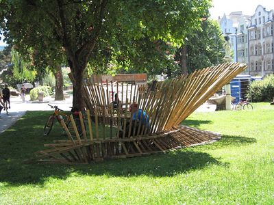 Die neuen Ansichtsexemplare im Waltherpark – "Modell wave dossier" – Sitzgelegenheit im Schatten der Bäume