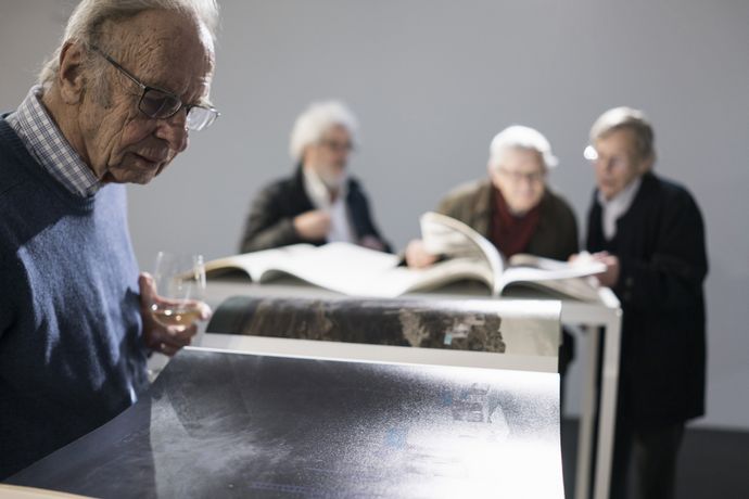 Jakob Albrecht bei der Ausstellung "Aristide Antonas" 2016 im vai