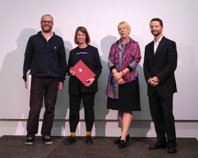 1. Preis
vlnr: Franz Koppelstätter (afo), Nina Valerie Kolowratnik (Preisträgerin), Gudrun Schreiber (BKA), Gerhard Jagersberger (BKA)