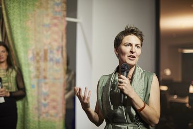 Anna Heringer bei der Eröffnung der Ausstellung am 13. März 2019
