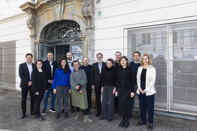 HDA Vorstand, Beirat und Leitung v.l.n.r:
Bertram Werle, Birgit Schiretz, Andreas Tropper, Rivka Saltiel, Artem Kitaev, Heidrun Primas, Burkhard Schelischansky, Markus Bogensberger, Sigrid Verhovsek, Stephan Brugger, Zerina Džubur, Wolfgang Timmer, Karin Oberhuber; (nicht im Bild: Matthias Castorph, Petra Eckhard)