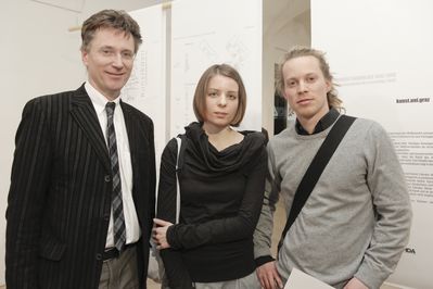 Preisverleihung und Ausstellungseröffnung. Stadtrat Riedler mit den PreisträgerInnen 1. Preis, Ulrike Tinnacher, Oliver Wildpanner