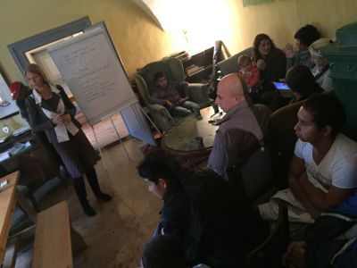 „sinnvoll warten – tua eppas“ im Tonhof – Gordana Brandner-Gruber leitete die Diskussion, wie die Wartezeit während des Asylverfahrens sinnvoll verbracht werden kann.