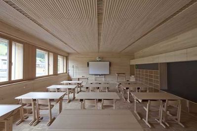 Lernen in Holzklassen – Planung: Arch. DI Ernst Roth mit 
DI Sonja Hohengasser und DI Jürgen Wirnsberger