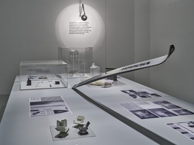 Blick in die Ausstellung "Egon Rainer: Ordnung und Lebendigkeit" im aut, Raum 2 mit Prototypen eines Freischwingers und Kneissl Super Star