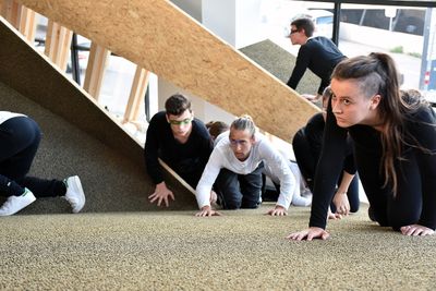 Theaterperformance "Fatzer ± Hyperion" in der "sozialen Landschaft" von Snøhetta