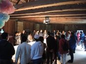 „sinnvoll warten – tua eppas“ im Tonhof – Die Veranstaltung „sinnvoll warten – tua eppas“ begann im Stadel des Tonhofs.