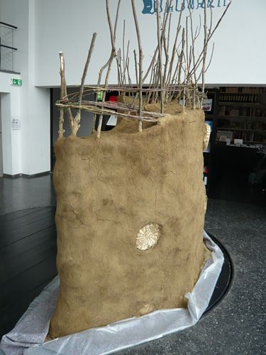 1:1 Modell im aut – Als Teil der Ausstellung realisierten SchülerInnen des BORG Innsbruck unter der Leitung von Monika Abendstein und Michael Engele im aut eine Lehmwand.