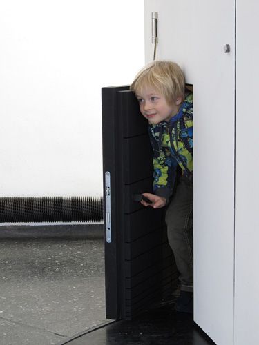 eins zu zwei – zwei zu eins – Blick in die Ausstellung im aut – Türe (EOOS) – Ritueller Eingang unter Verwendung von Le Corbusiers Modulor; Bildnachweis: © aut