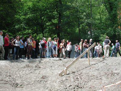 Architekturtage 2006, Tag 2: Baustelle Innsbrucker Nordkettenbahnen Neu – Ein geführter Spaziergang vom Alpenzoo bis zum Congress bot die Möglichkeit, sich vor Ort ein Bild über die Trassenführung und Baustellen der Stationen von Zaha Hadid für die „Innsbrucker Nordkettenbahnen neu“ zu machen.