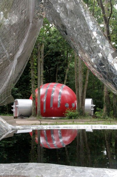 Zugangsgebäude zu „Le Cyclop“ in Milly-la-Fôret, einer begehbaren Skulptur von Jean Tinguely, 2018