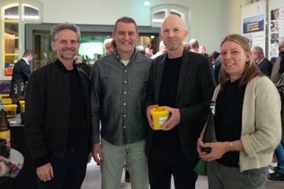 Im Bild vlnr.: Christian Struber (Architekt und Vorstandsvorsitzender Initiative Architektur), Leopold Feurer (Firma sto) mit Architekt Theo Deutinger und Monique Leenders (Pädagogin)