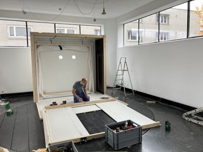 Aufbau der Installation "Collapsing Room"