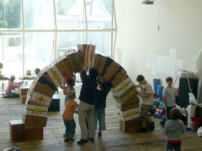 soak – aus Bananenschachteln konstruierten wir einen perfekten Bogen - ein einfaches Beispiel, um die Druckverhältnisse im Bogenbau zu studieren.