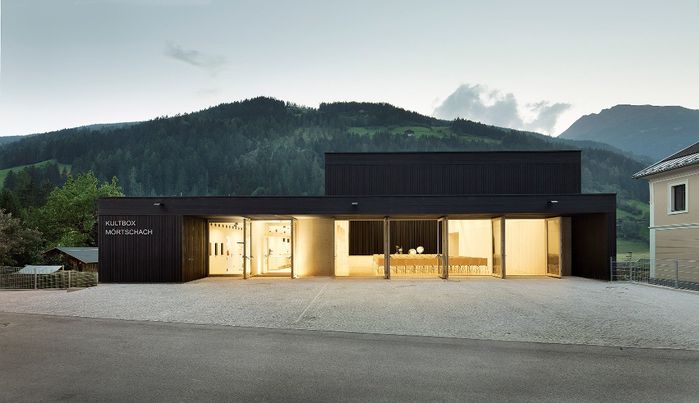 Kulturhaus Mörtschach – Planung: LP architektur ZT GmbH,
Tragwerksplanung: DI Kurt Pock,
Ausführung: Weissenseer Holz-System-Bau GmbH,
Bauherrin: Gemeinde Mörtschach,