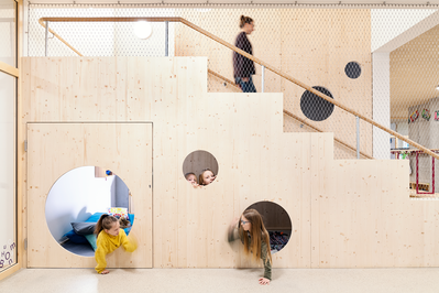 Löwenfeldschule, Bogenfeld Architektur