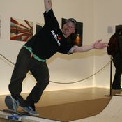 Skateboard-Session in der Ausstellung