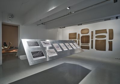 Blick in die Ausstellung "Reinhold Adolf: Schwingen und Entspannen" im aut