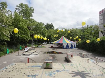 Kinderprogramm und Abschlussfest am Standort der zukünftigen Kunst- und Architekturschule bilding im Rapoldipark in Innsbruck