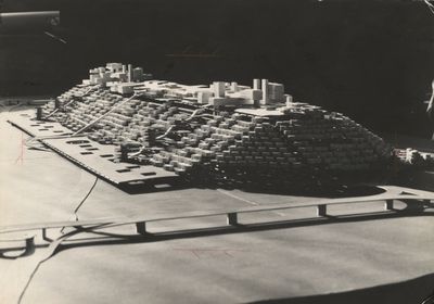 Hubert Hoffmann: Stadtberg Graz, Foto des Modells für die Überbauung des Grazer Hauptbahnhofes, 1960er-Jahre, Nachlass Hubert Hoffmann