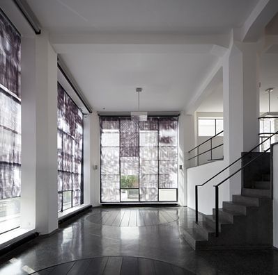 Blick in die Ausstellung "Überschattung" im aut