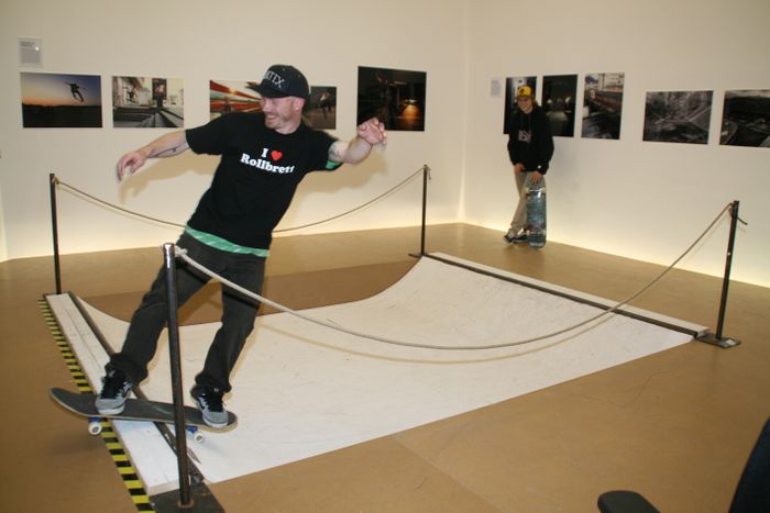Skateboard-Session in der Ausstellung