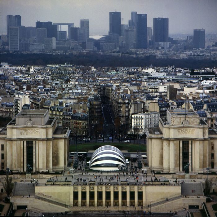 Volumen „Chaillot II“ für die Veranstaltung „Le Printemps en Hiver“ von Marionnaud auf dem Place du Trocadéro in Paris, 1997