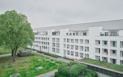 Durch den barrierefreien Umbau der Bindermichlhöfe konnte ein Neubau vermieden werden. Der Auftraggeber WAG traf mit diesem zukunftsweisenden Projekt eine nachhaltige Entscheidung. Eine besondere Herausforderung bestand darin, die bestehenden Gebäude mit Aufzügen auszustatten, ohne neue Barrieren durch die seinerzeit üblichen Halbgeschoße zu schaffen – eine architektonisch vorbildliche Lösung. Zudem konnten die Bewohner*innen während der Umbauarbeiten in ihren Wohnungen bleiben.