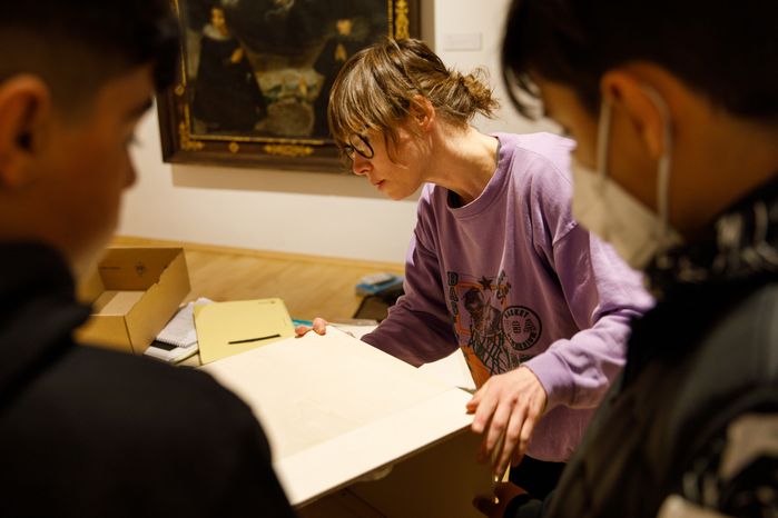 Andrea Maurer trifft die Teilnehmer:innen der Ideenwerkstatt zum Austausch.