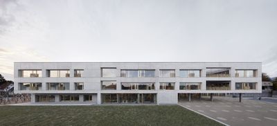 Schule Schendlingen, Bregenz
Bauherrschaft: Landeshauptstadt Bregenz
Architektur: Arbeitsgemeinschaft Matthias Bär ZT GmbH, Dornbirn (Entwurf), Bernd Riegger ZT GmbH, Dornbirn und Querformat ZT GmbH, Dornbirn
Fertigstellung: 2017