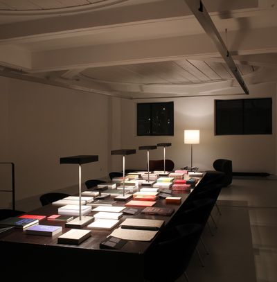 Blick in die Ausstellung "Lars Müller: Bücher bauen" im aut