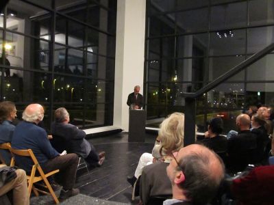 Vortrag von Rudolf Scholten – Vortrag des ehem. Bundesministers für Unterricht und Kunst Rudolf Scholten, der vor über 20 Jahren den unabhängigen "Beirat für Architektur und Design" einrichtete, der ein damals neu geschaffenes Budget für die Vermittlung von Architektur und Design vergeben konnte; eine strukturell wichtige kultur- und architekturpolitische Entscheidung, die u. a. dazu führte, dass in ganz Österreich sog. "Häuser der Architektur" gegründet wurden und ihre Biografie entwickeln konnten.