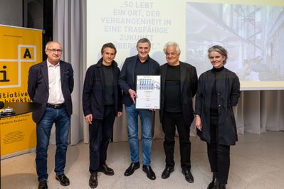 Anerkennungspreis Rauchmühle: Im Bild v.l.: Peter Gutschner (Kulturabteilung Land Salzburg), Jakob Bonomo (Bauherr), Gerhard Aichner (Arge Rauchmühle Köberl & Aicher Architekten), Rainer Köberl (Arge Rauchmühle Köberl & Aicher Architekten) und Mia Flieher (Leiterin Referat Landeshochbau Land Salzburg)