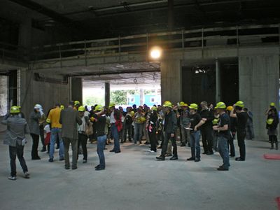 Baustellenführung "Die Chemie stimmt" – Ausgestattet mit Bauhelmen begleiten zahlreiche Interessierte den Architekten durch die neuen Universitäten für Chemie/Pharmazie und Theoretische Medizin.