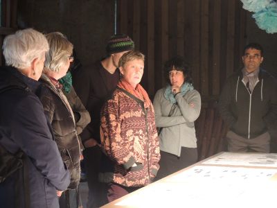 „sinnvoll warten – tua eppas“ im Tonhof – Der Verein Vobis in Person von Laura Ippen begrüßte als Kooperationspartner die BesucherInnen.