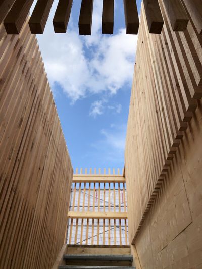 Treppenspalt mit Himmel