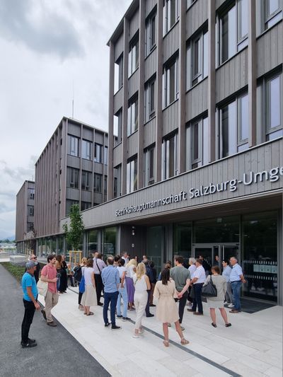Rainer Maria Fröhlich (SWAP-Architekten) führt durch die Bezirkshauptmannschaft Salzburg-Umgebung