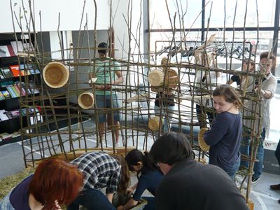 1:1 Modell im aut – Als Teil der Ausstellung realisierten SchülerInnen des BORG Innsbruck unter der Leitung von Monika Abendstein und Michael Engele im aut eine Lehmwand.
