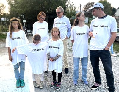 Für Kirchham hat die Neigungsgruppe Baukultur der Kunstuniversität Linz mit lokalen Akteur*innen ein baukulturelles Rollenspiel entwickelt. Besucher*innen dürfen sich auf eine öffentliche Aufführung freuen und so mehr über baukulturelle Prozesse erfahren.