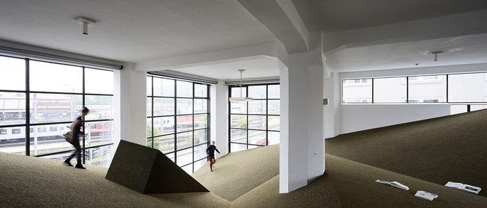 Blick in die Ausstellung „Snøhetta: Relations“ im aut mit der von Snøhetta realisierten ­„Sozialen Landschaft“