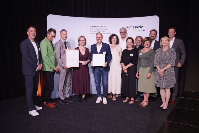 Verleihung am 24. Juni 2024: Klimaschutzministerin Leonore Gewessler, Juryvorsitzender Matthias Hein, Bürgermeister der Stadt Hohenems Dieter Egger, Bernd Federspiel, Markus Schadenbauer (Schadenbauer Projekt- und Quartierentwicklungs GmbH), Jessica Schadenbauer, Judith Wellmann, Clemens Plank, Alexandra Schmid, Eva Lopez, Markus Malin, Ulrike Fenkart, Joachim Wohlgenannt