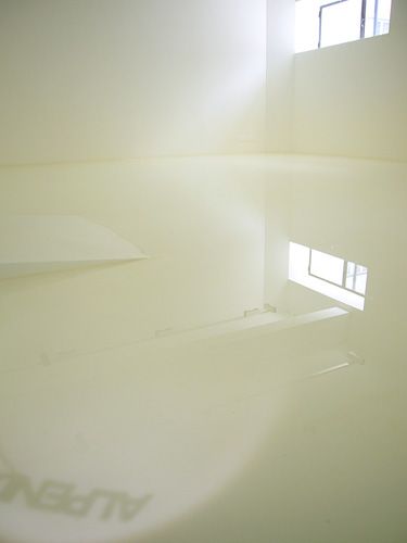 Blick in die Ausstellung im aut, Susanna Fritscher: Wand- und Bodenmalerei, Ruedi Baur: "Alpende", Foto: Laurent Tessier