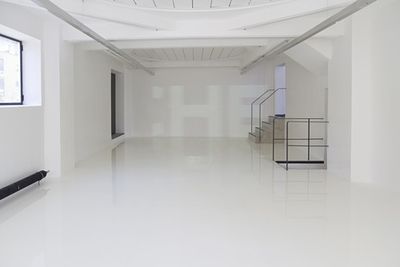 Blick in die Ausstellung im aut, Susanna Fritscher: Wand- und Bodenmalerei, Ruedi Baur: "Accélérateur typographique", Foto: ruedi baur integral