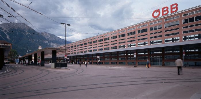 Anerkennung des Landes Tirol für Neues Bauen 2004: Hauptbahnhof und Südtiroler Platz, Innsbruck, 2001–2004 (Architektur: Riegler Riewe Architekten)