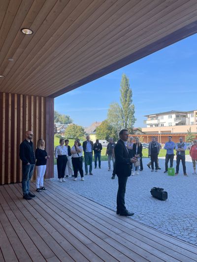 Bürgermeister Michael Schwarzmayr (Marktgemeinde Mattsee), Kindergarten Mattsee (dunkelschwarz Architekten)